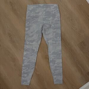 Women’s Lululemon Wunder Under Leggings White Camouflage Print Size 12